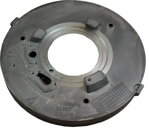 Brennkammer Oberteil aus Aluminium für Wolf Heizgeräte, mit verschiedenen Öffnungen und Kennzeichnungen zur Montage und Verbindung.
